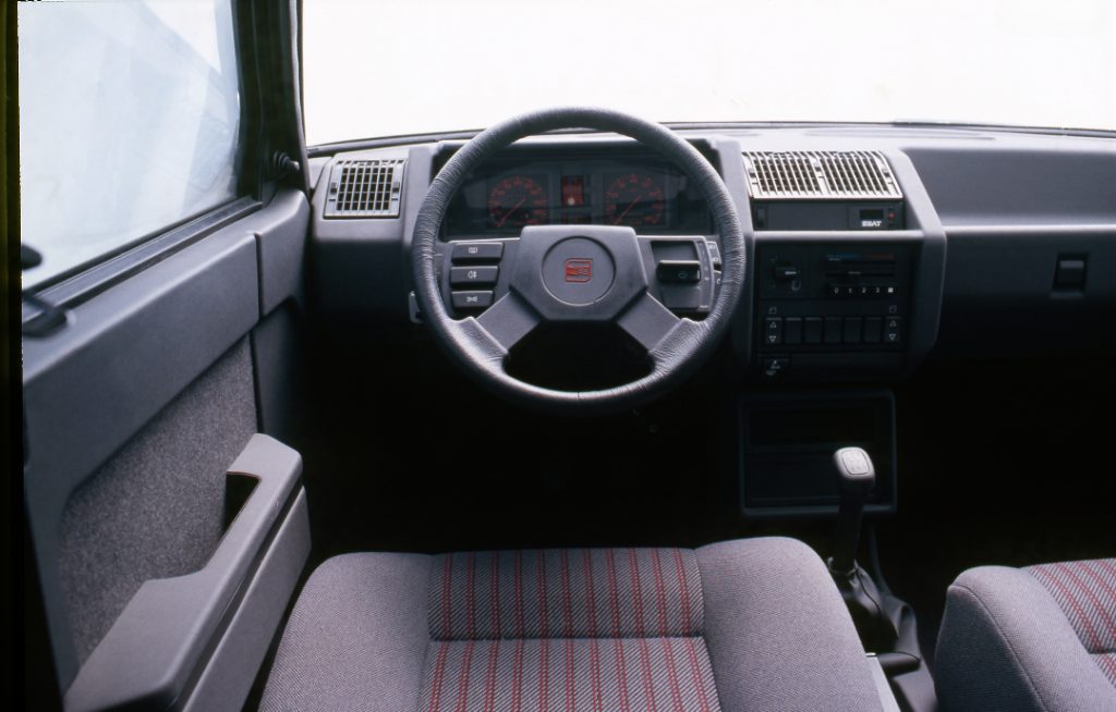 seat malaga injection, seat málaga injection, seat malaga inyección, seat malaga deportivo, seat malaga 1.5 injection, seat malaga 1989 injection, seat malaga sport, seat malaga historia, seat malaga injection características, seat malaga injection ficha técnica, seat malaga injection prestaciones, seat malaga injection curiosidades, seat malaga injection sonido motor, seat malaga injection interior, seat malaga injection exterior, seat malaga injection restauración, seat malaga injection coleccionistas, seat malaga injection clásico moderno, seat malaga injection mantenimiento, seat malaga injection fiabilidad, historia del seat malaga injection, evolución del seat malaga deportivo, por qué el seat malaga injection es un coche de culto, curiosidades del seat malaga injection, coches deportivos españoles, coches de los 80, berlinas compactas deportivas, coches icónicos de seat, coches de culto, coches con alma, seat sport, motor system porsche, seat clásico, compactos deportivos clásicos