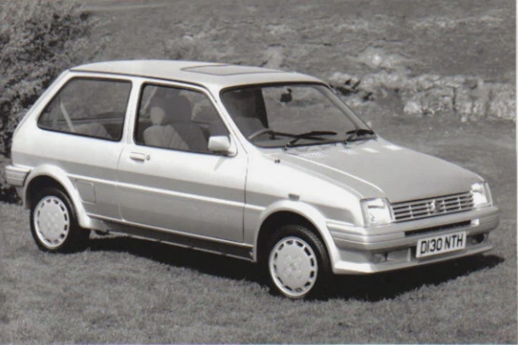 mg metro turbo, metro turbo, mg metro deportivo, austin metro turbo, mg metro 1.3 turbo, mg metro turbo historia, mg metro turbo características, mg metro turbo ficha técnica, mg metro turbo prestaciones, mg metro turbo curiosidades, mg metro turbo sonido motor, mg metro turbo interior, mg metro turbo exterior, mg metro turbo restauración, mg metro turbo mantenimiento, mg metro turbo fiabilidad, mg metro turbo coleccionistas, mg metro turbo clásico moderno, historia del mg metro turbo, evolución del mg metro deportivo, diferencias entre mg metro turbo y metro gta, mg metro turbo frente al renault 5 gt turbo, por qué el mg metro turbo es un coche de culto, curiosidades del mg metro turbo, coches británicos deportivos, coches de los 80, hot hatch clásico, hatchback turbo, coches icónicos de mg, coches de culto, coches con alma, turbo clásico, compactos deportivos clásicos