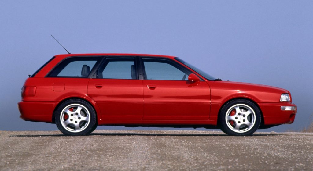 audi rs2 avant, audi rs2, rs2 avant, audi rs2 quattro, audi rs2 porsche, audi rs2 2.2 turbo, audi rs2 5 cilindros turbo, audi rs2 familiar deportivo, audi rs2 historia, audi rs2 características, audi rs2 ficha técnica, audi rs2 prestaciones, audi rs2 curiosidades, audi rs2 sonido motor, audi rs2 interior, audi rs2 exterior, audi rs2 mantenimiento, audi rs2 fiabilidad, audi rs2 restauración, audi rs2 coleccionistas, audi rs2 clásico moderno, historia del audi rs2 avant, evolución del audi rs, primer audi rs, audi rs2 colaboración porsche, audi rs2 frente al bmw m3 e36, audi rs2 vs mercedes c36 amg, por qué el audi rs2 es un coche de culto, curiosidades del audi rs2, coches alemanes deportivos, coches de los 90, familiares deportivos clásicos, turbo 5 cilindros audi, tracción quattro, coches icónicos de audi, coches de culto, coches con alma, audi quattro sport